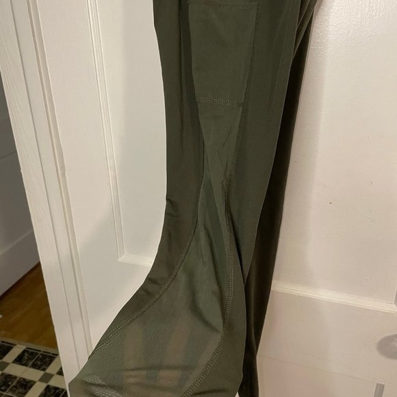 Leggings w/ Mesh Detailing - Picture 4 of 4